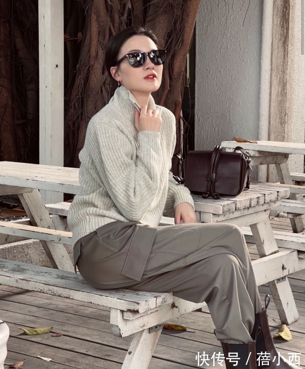 浅色系 新年穿搭怎么能没有高领衫?建议你这样穿,走亲访友别人都夸你美