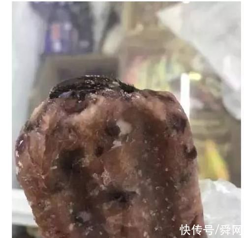 女子吃雪糕吃到了“肉”?雪糕上竟然有一条尾巴?最后结局让人意外