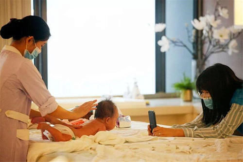 宝妈|双胞胎宝宝分开养，妈妈带的还不会走路，奶奶带的撵着鸡跑！