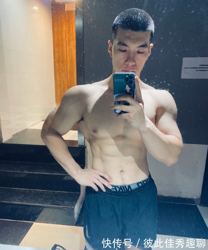健身|爱健身的90后，胸肌发达麒麟臂健壮，在健身房常丢衣服！
