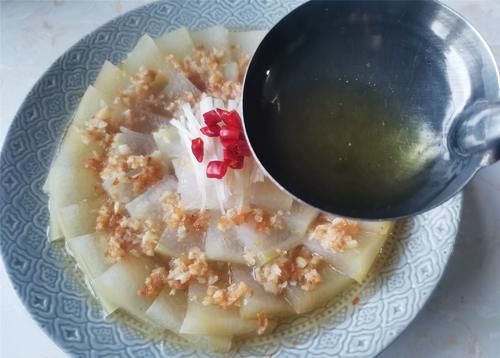 做法|冬季，这是金银蒜蓉酱汁的做法，冬瓜清淡味美颜值高，给肉都不换