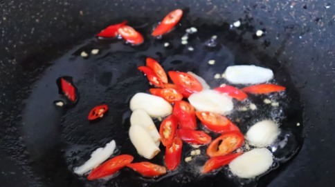 倒入|炒豆腐干时,直接下锅炒是不对的,多做这一步,炒出来柔嫩又入味