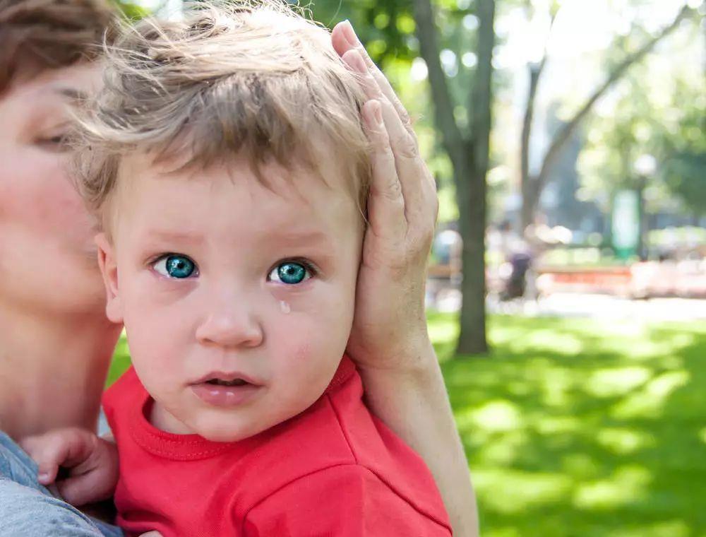 心理健康|一言不合就哭的孩子，和憋着不哭的孩子，长大区别体现在三大方面