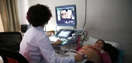 医生|孕妇做B超，为什么医生要涂一层黏乎乎的胶体，说出来你可能不信