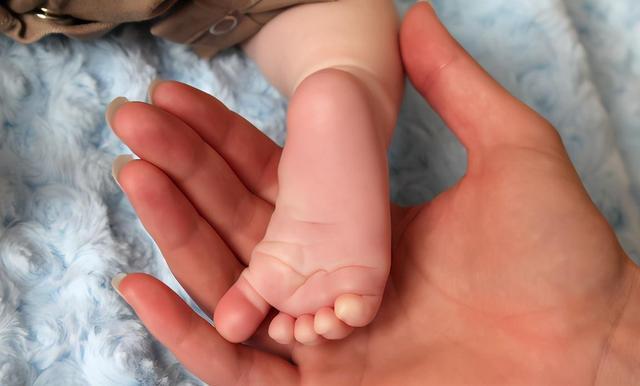 臭脸|“臭脸新生儿”走红网络,出生就带着怨气,网友:在娘胎里受气了