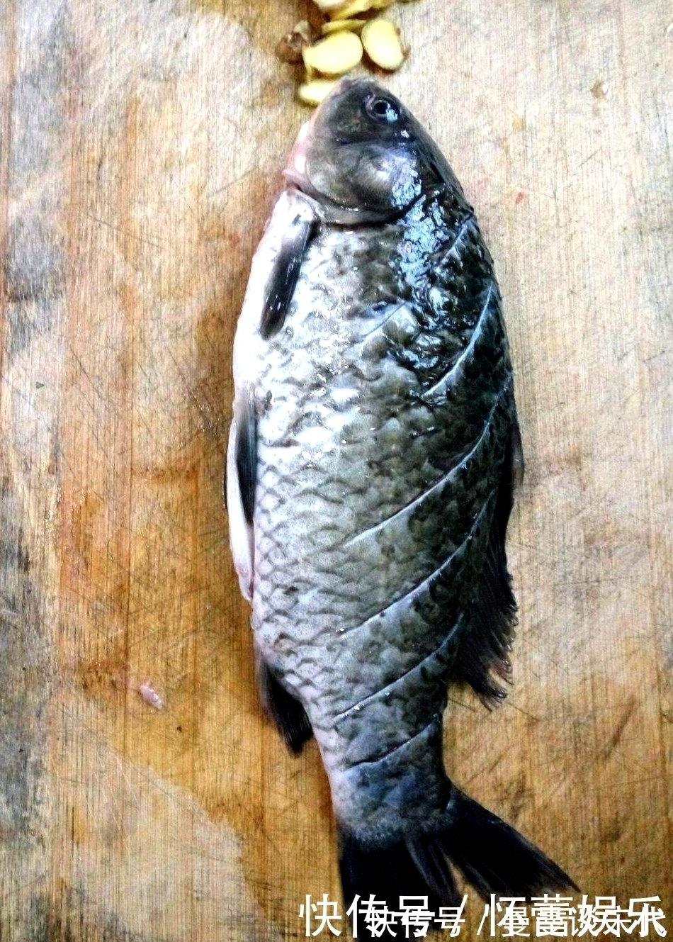 红烧鲫鱼时，掌握两个窍门，鲫鱼不破皮，而且没腥味