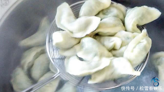  下锅|煮饺子时，记得不要开水就下锅，多加1步，饺子鲜香不破皮！