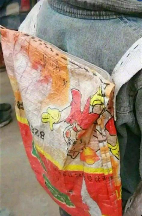 书包|小男孩背“麻袋书包”,自卑到不敢靠近小伙伴,看完让人心头一酸