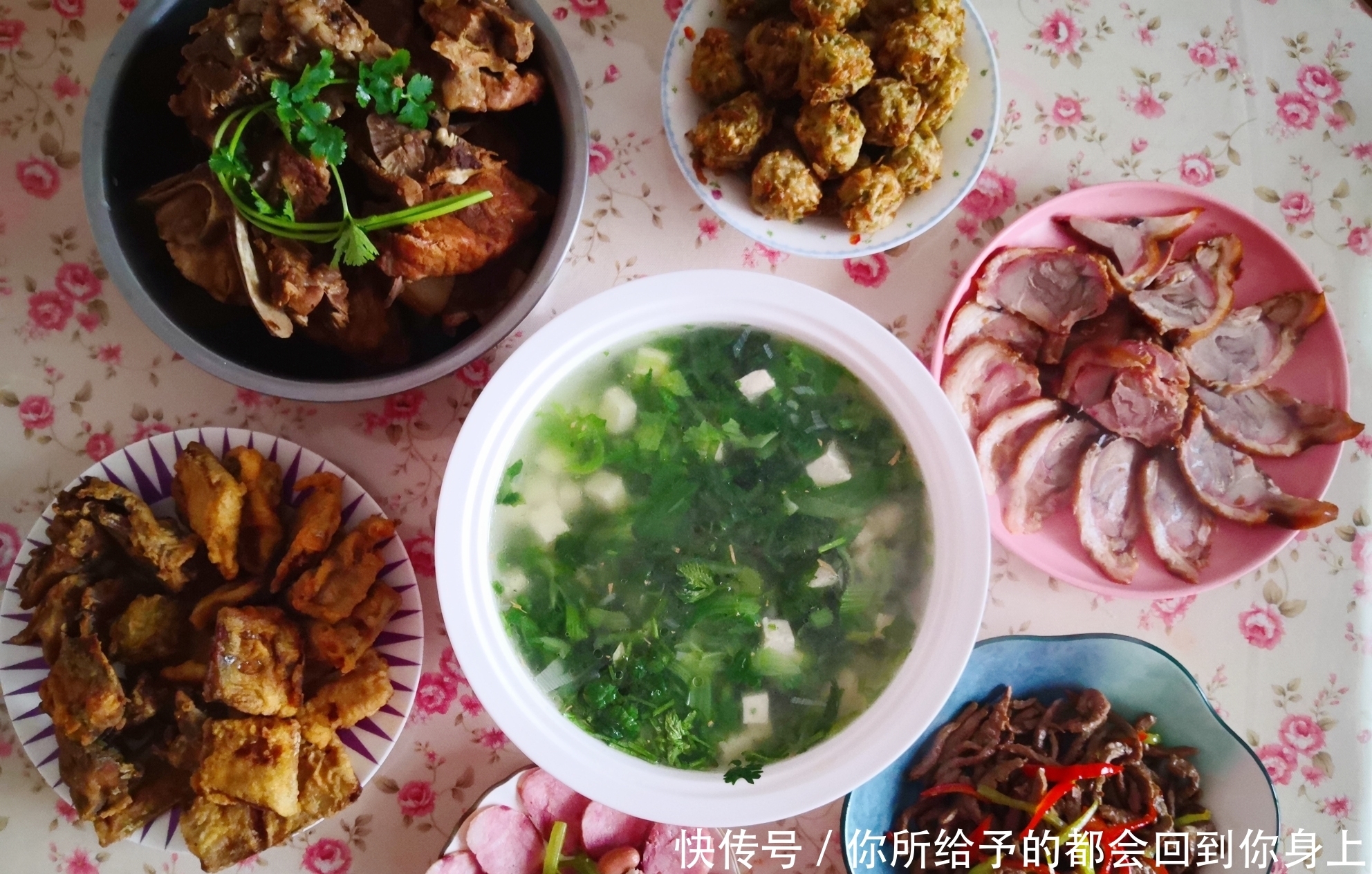 晒晒北方人家过年都吃啥,荤素搭配不油腻,年夜饭这样吃更接地气