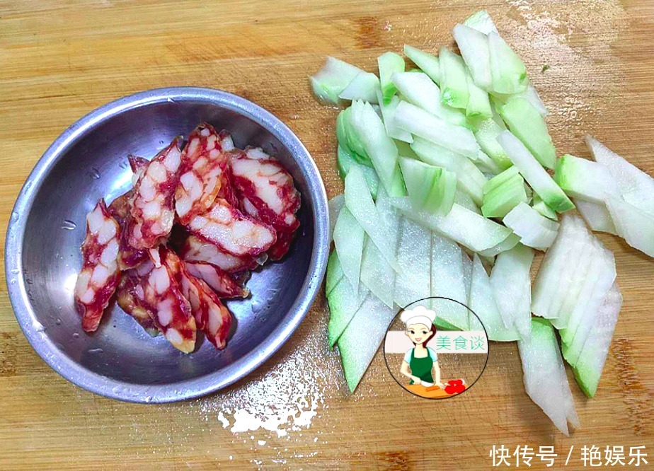腊肠别总炒蒜苗了，搭配此菜一起炒，鲜香又爽口，大人孩子都爱吃