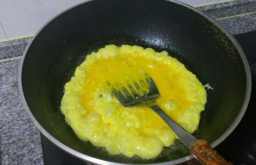 韭菜炒鸡蛋时,很多人把顺序弄错,怪不得鸡蛋不嫩,韭菜不翠绿