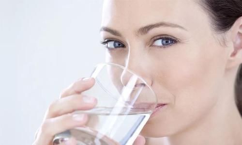 喝水|长期便秘,吃香蕉、蜂蜜水有用?学会“3点”,排便顺畅远离便秘