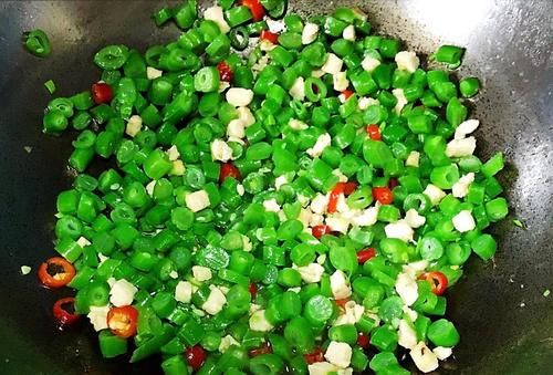 健身|大鱼大肉吃腻了,来个四季豆炒鸡肉,味道清香又独特,健身达人都喜欢