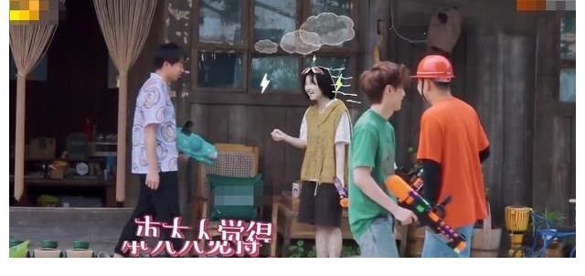 张子枫|张子枫被惩罚用水枪喷黄磊，却害怕不敢动手，黄爸爸的做法太宠了