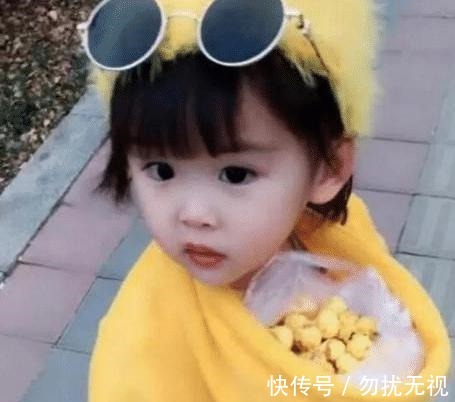 女儿|爸爸给女儿衣服穿反了,妈妈走上前看到正面后,差点笑岔气