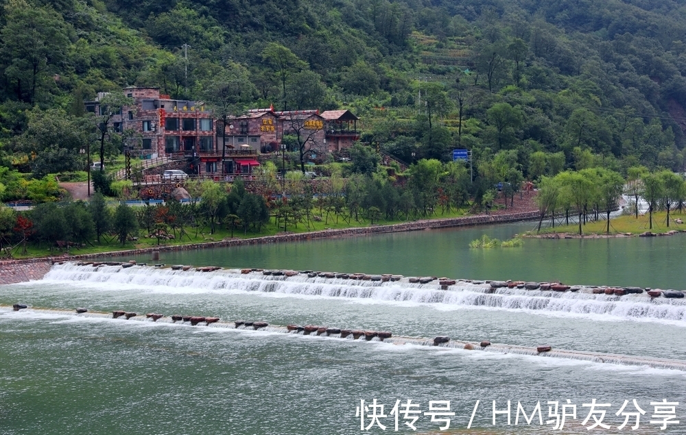 人间仙境|石板岩小镇，倒影青山，烟波浩渺，绘就了一幅人间仙境山水画