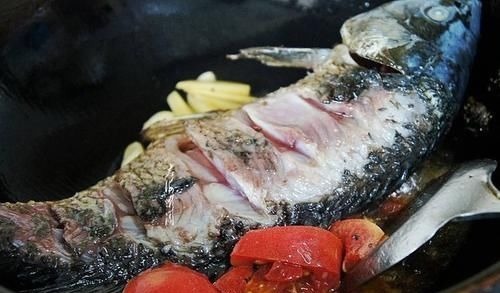 鱼刺卡在喉咙里,不要只会喝醋了,教你1招,鱼刺自己跑出来!