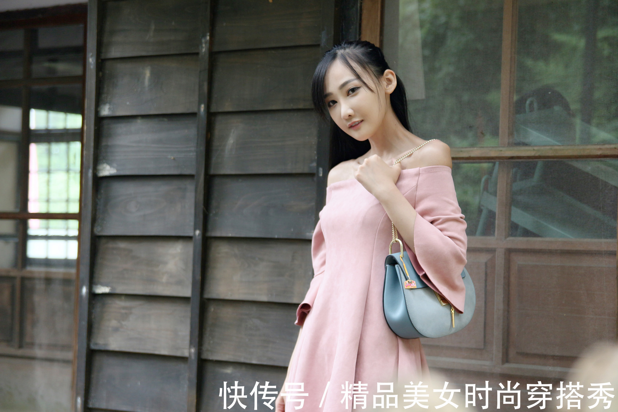 一字肩 粉色的一字肩连衣裙,甜美知性,优雅又耐看