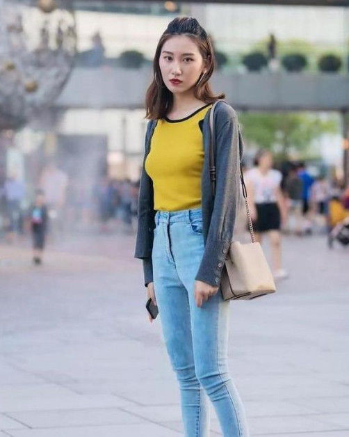 街拍：美女粉色上衣搭配白色短裙，身材妩媚多姿，很显气质