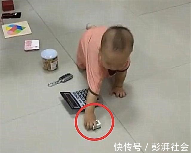 周前|1岁宝宝抓周,奶奶放了这东西,宝宝的举动让全家人笑容都凝固了