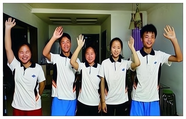胞胎|中国首例“5胞胎”长大了，个个年满18岁，如今现状却让人唏嘘