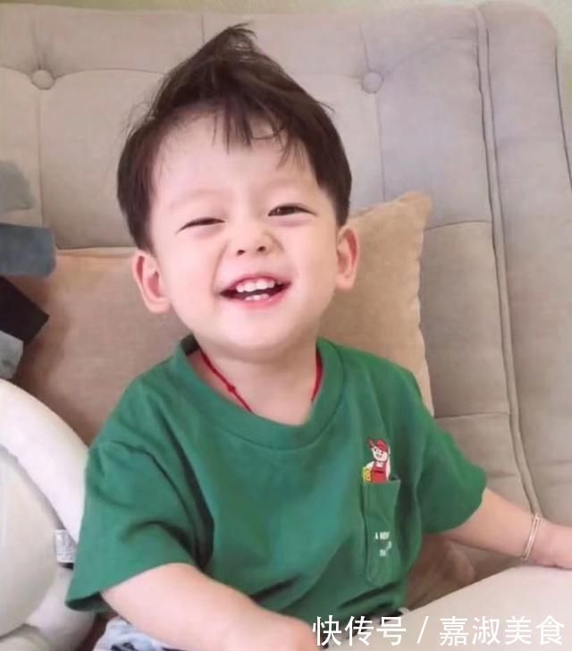 小宝宝|儿子出生“丑哭”妈妈,长大后却变成男神,妈妈幸好没扔了