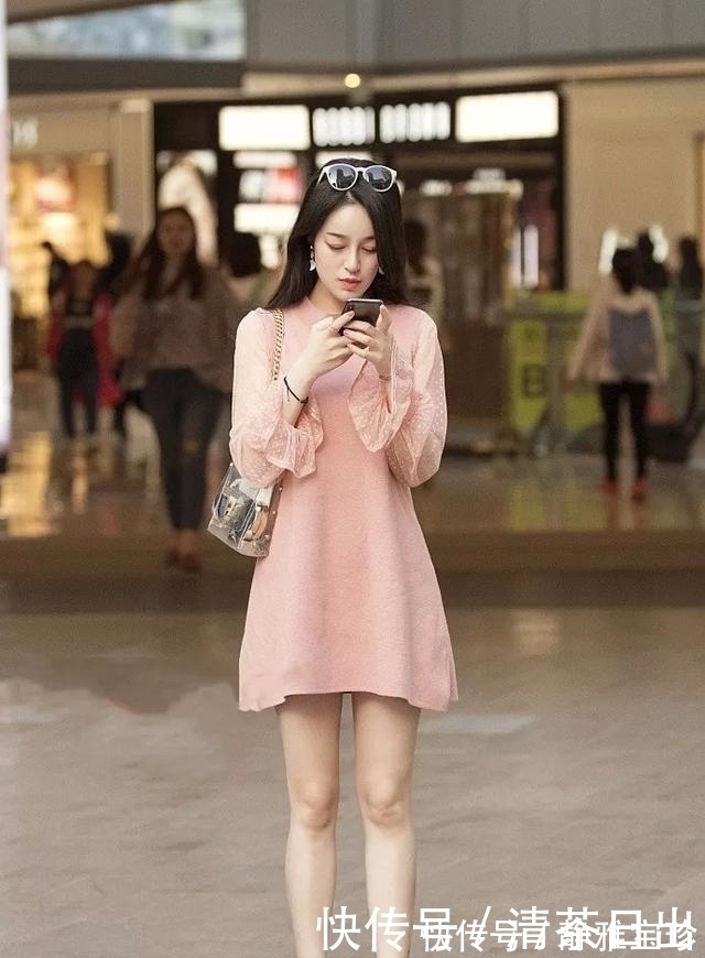 丽人|街拍：美女白色衬衫搭配黑色阔腿裤，打造出时尚的丽人气质！