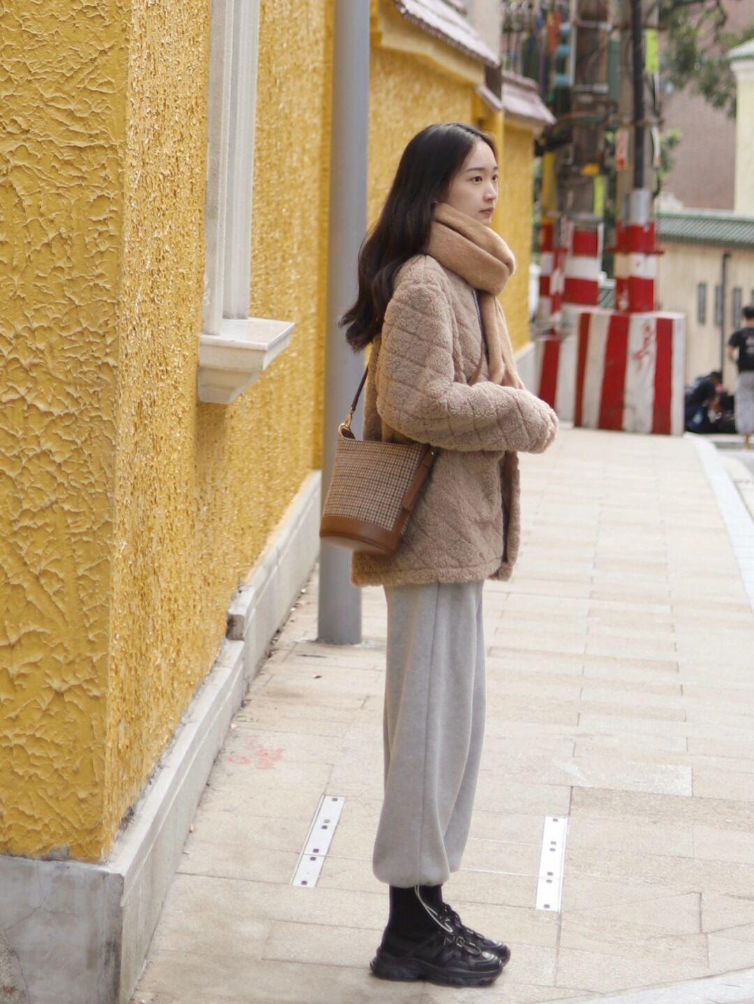 牛仔裤|普通女生也能够穿出时尚感,浅紫色短款羽绒服+怀旧感牛仔裤,干净又整洁!