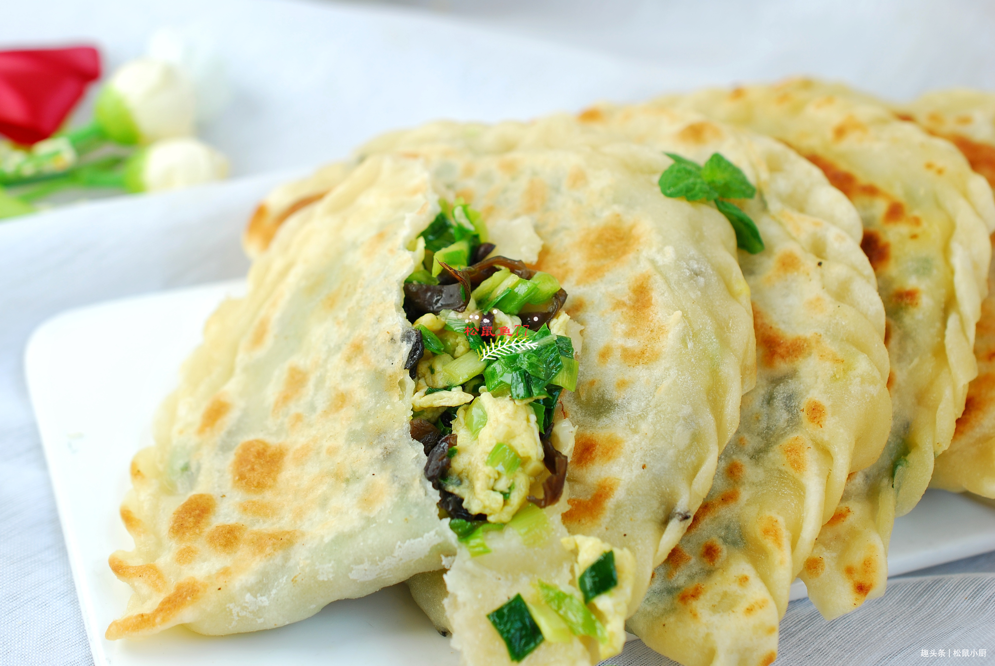 韭菜鸡蛋|韭菜盒子不能上锅就烙，要记住要点和技巧，味道鲜美不变色