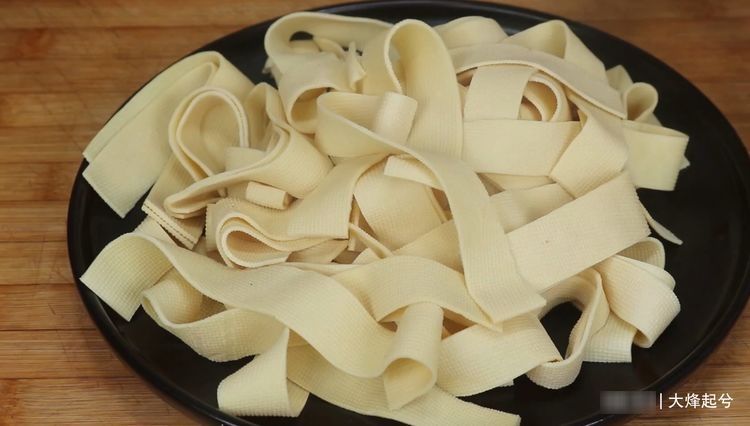 豆腐皮别炒菜吃，教你新吃法，天天吃都不腻，上桌就抢光