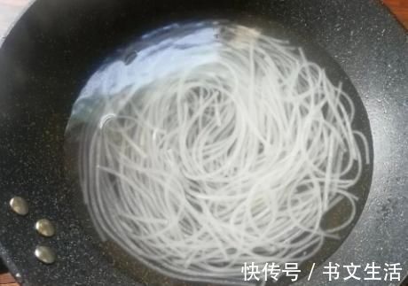 炒粉条时,别只会下锅煮,多加1个步骤,粉条鲜香入味,还不粘连