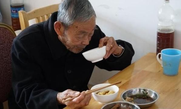 特征|此处“毛发”越长,说明你会活得越久,你有多少公认的长寿特征?