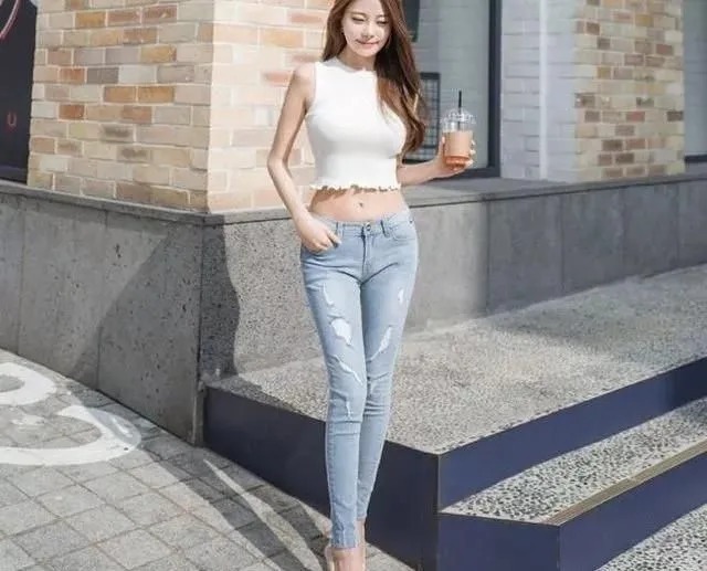 气质|街拍时尚：花丛中牛仔裤美女，扭动纤细腰肢，如翩翩起舞的花蝴蝶