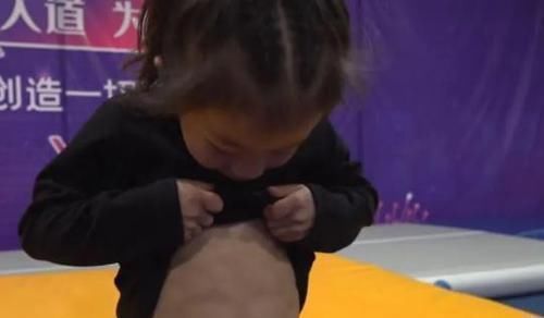 杨紫璇|女孩年仅七岁八块腹肌,半小时学会后空翻,目标清晰的人失败太难