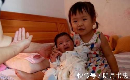 吵醒|2岁姐姐午睡被弟弟吵醒,姐姐反应让人心暖,网友:又想骗我生女儿