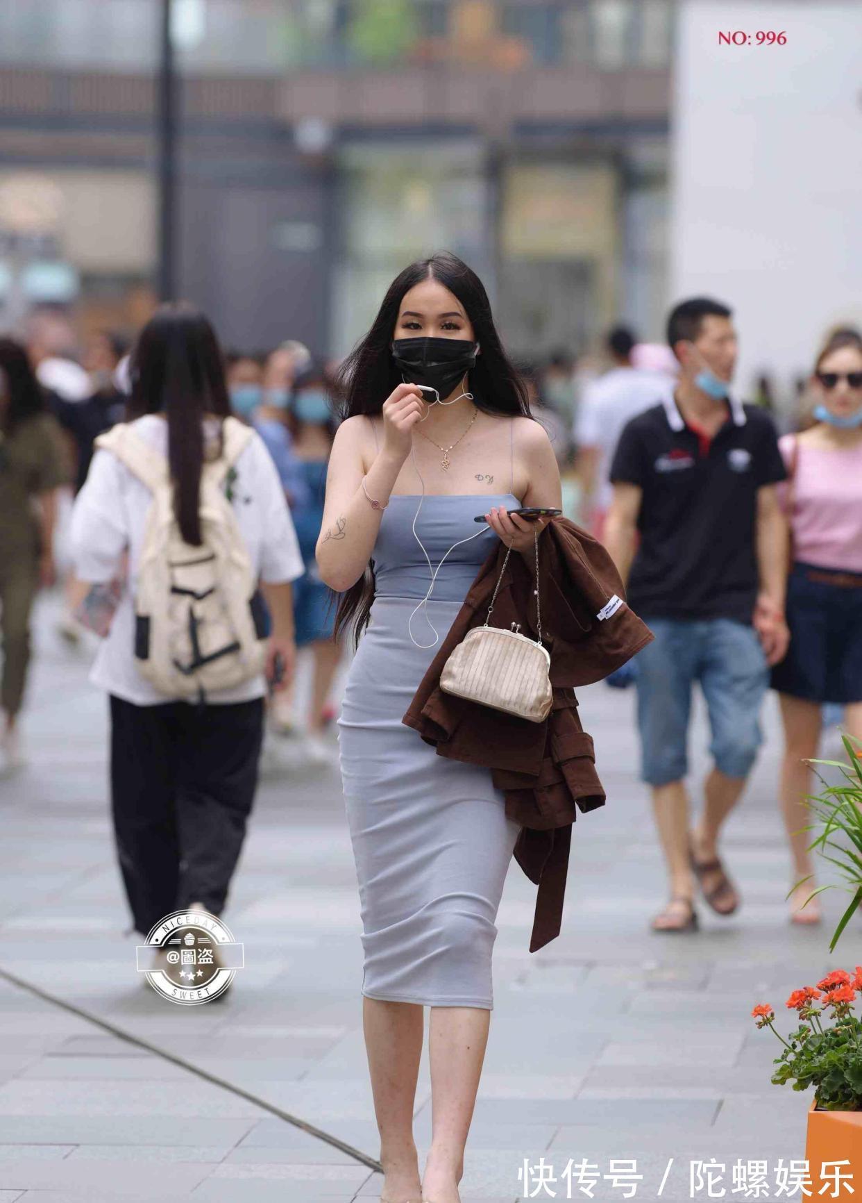 提升|随性百搭的连衣裙提升了你的时尚追捧度,衬托修长腿型,休闲俏皮