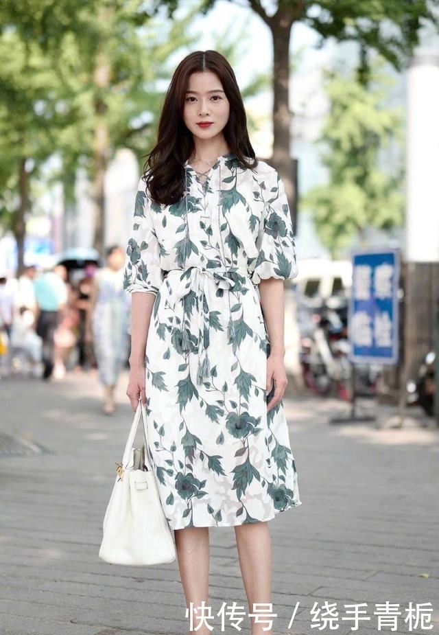 连衣裙|街拍:精致的气质美女,从头美到了脚,黑色连衣裙尽显女人味!