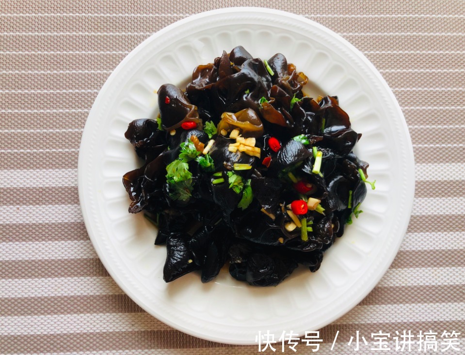 泡木耳别直接加水！大厨教您一招，晃一晃2分钟泡发，又软又干净