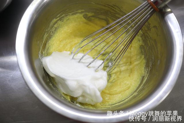 出炉|夏天想吃蛋糕别愁,2个鸡蛋做12个小蛋糕,15分钟出炉,省心快手