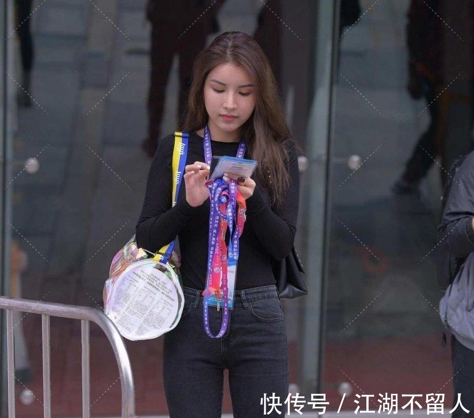 玄色 优雅的北方女孩，散发着独特的味道，30岁的姐姐还可以乘风破浪