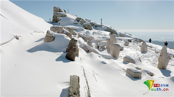 土耳其内姆鲁特山雪后美景 标志性雕像吸睛