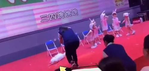 幼儿园晚会，小女孩表演到一半在舞台上睡着，网友：被迫营业