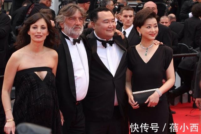 连衣裙|杨澜与富商老公走红毯,穿黑色连衣裙配短发,亲自演绎简约高级感