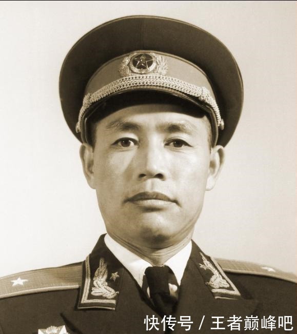 中将|中国首次大授衔,多名开国上将却走到一名中将面前敬礼,这是为何