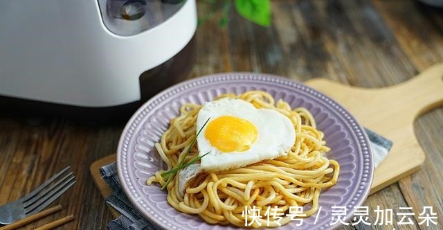 鸡蛋|鸡蛋葱油拌面,简单易学,好吃健康!