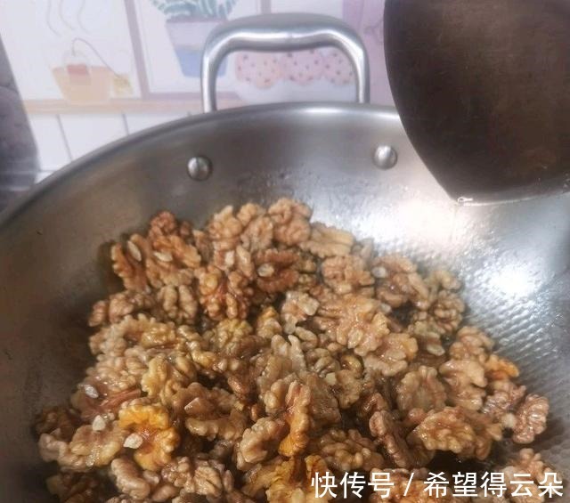 家常版小零食琥珀核桃仁,口感酥脆,一口一个,甜甜的超好吃!