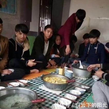 尴尬|姑娘穿旗袍千万要注意坐姿，被别人看光了还不知道，我都替你尴尬