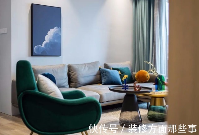 客厅|138平现代风四居室,蓝白天空挂画简约美观,是女主人的细腻之作