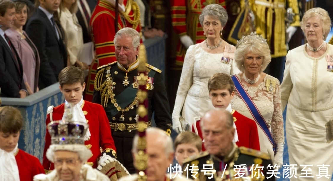 贵族子弟|英国的提袍男童,必须由贵族子弟担任,曾在女王演讲时晕倒