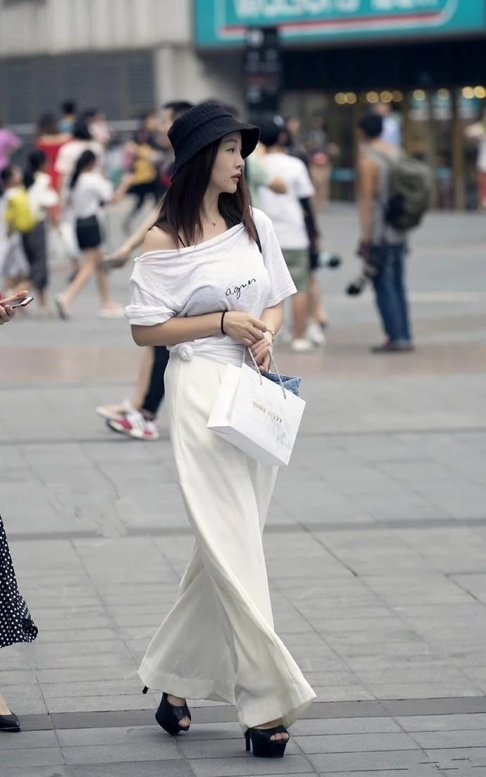 街拍,美女好身材有着独特的魅力,搭配瞬间提升气质